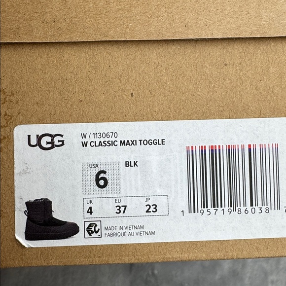 NWB UGG Classic Maxi Toggle Bootie Black Size 6 - Picture 14 of 14